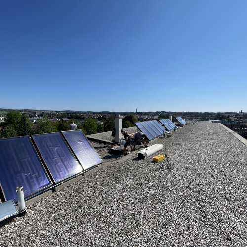 50 solárních kolektorů Suntime 2.1 pro bytový dům (Žďár nad Sázavou)