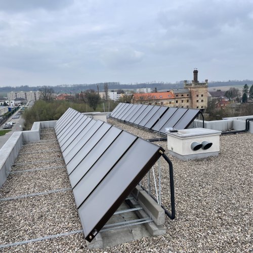 28 solárních kolektorů Suntime 2.1 pro bytový dům (Vysoké Mýto)