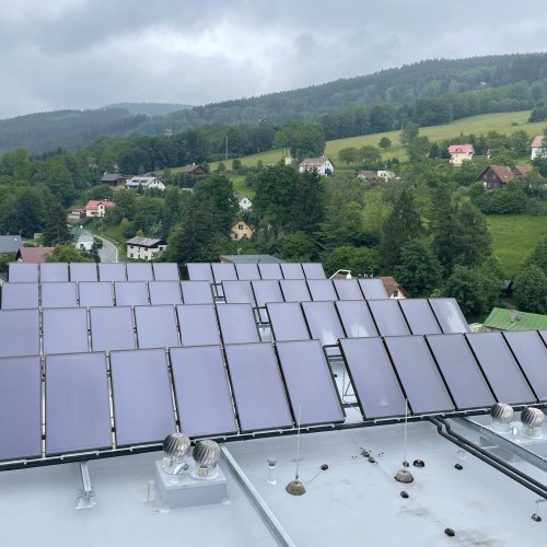 48 solárních kolektorů pro bytový dům ve Vrchlabí