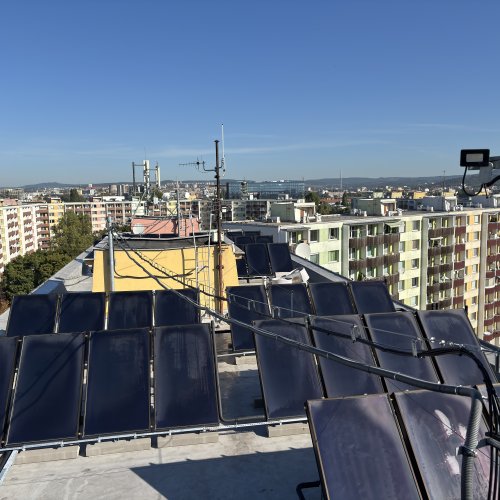 48 solárních kolektorů pro nájemní byty v Brně - Komárově
