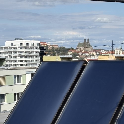 48 solárních kolektorů pro nájemní byty v Brně - Komárově