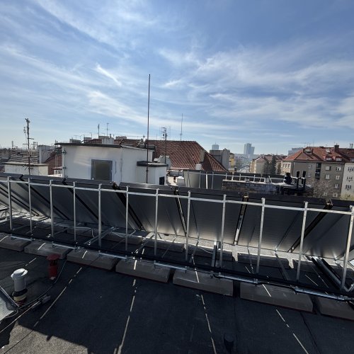 Plynový zdroj a solární systém pro bytový dům v Praze