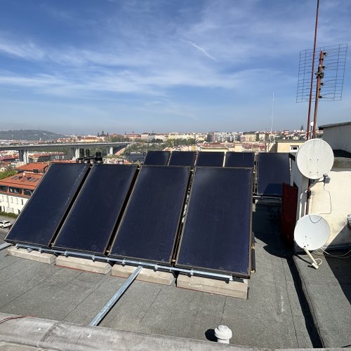Plynový zdroj a solární systém pro bytový dům v Praze