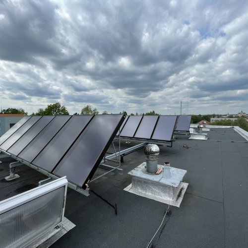 Plynový zdroj tepla a solární systém pro bytový dům (Přelouč)