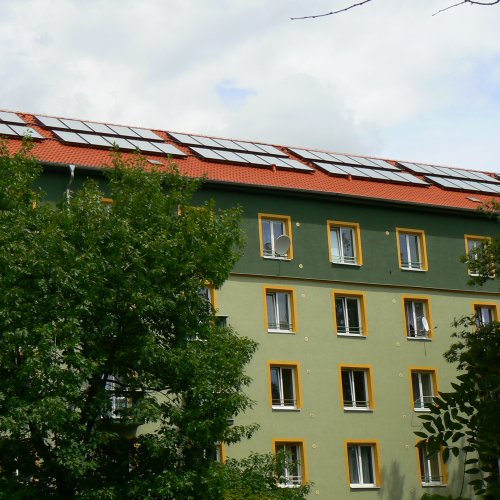 Solární systém 60 kolektorů + tepelné čerpedlo 100 kW pro bytový dům (Most)
