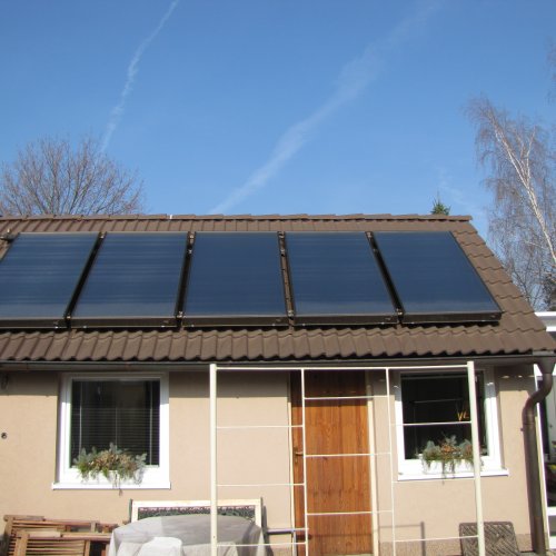 Fotovoltaika a solární tepelný systém pro dům s bazénem (Přelouč)