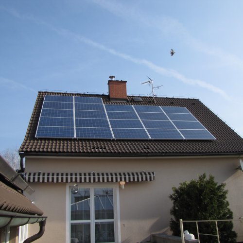 Fotovoltaika a solární tepelný systém pro dům s bazénem (Přelouč)