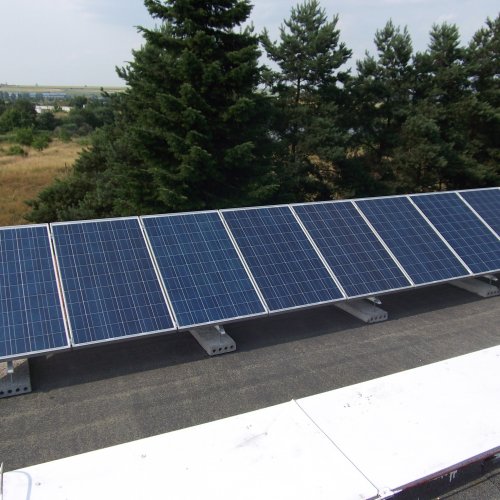 Fotovoltaika a solární tepelný systém pro rodinný dům (Praha)