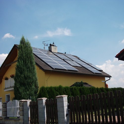 Fotovoltaika a solární tepelný systém s tepelným čerpadlem (Pardubice)